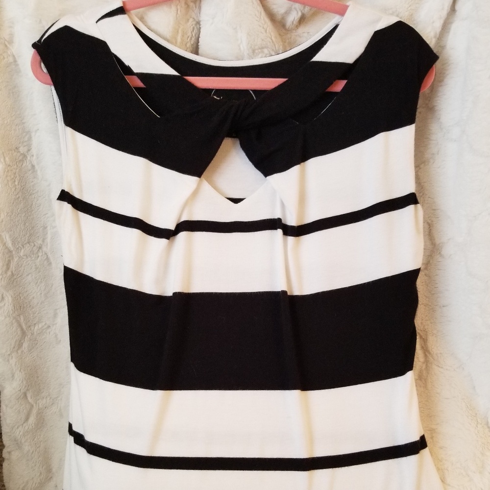 INC Cut out/twist black & white top